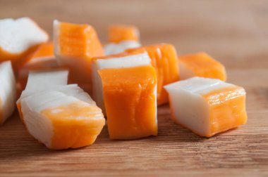  Surimi küpleri ahşap kesme tahtası üzerinde 