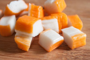  Surimi küpleri ahşap kesme tahtası üzerinde 