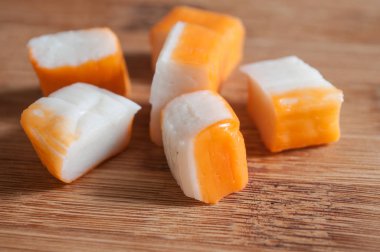 Surimi küpleri ahşap kesme tahtası üzerinde 