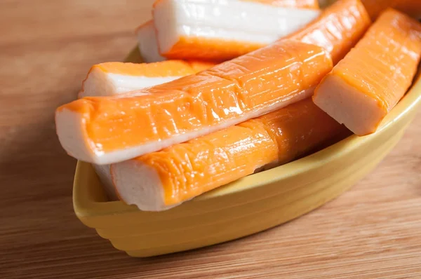  Surimi ahşap kesme tahtası üzerinde küçük tekne 