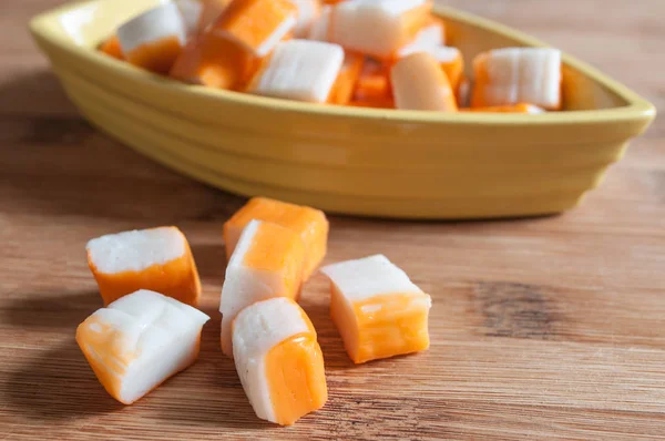 Surimi küpleri küçük ahşap kesme tahtası teknede 