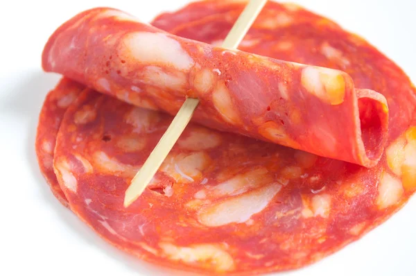 Chorizo sosis beyaz tabakta Eçi dilimlenmiş — Stok fotoğraf