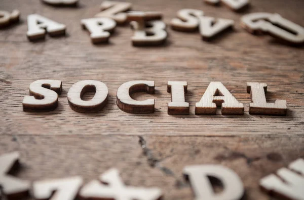 Begrip word met houten letters alfabet op houten tafel - sociale — Stockfoto