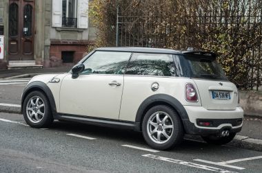 Sokakta park edilmiş beyaz austin cooper