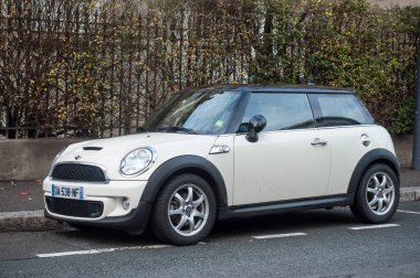 Sokakta park edilmiş beyaz austin cooper