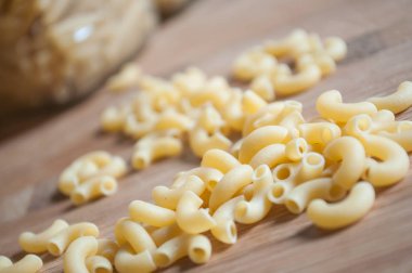  ahşap kesme tahtası arka plan üzerinde Cam kaplarda çeşitli makarna