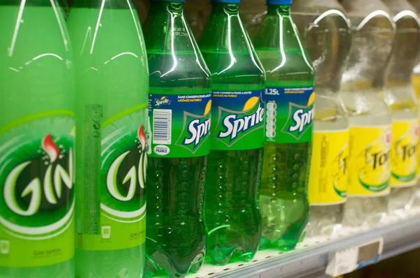 Close-up van sprite frisdrank flessen in de supermarkt — Stockfoto