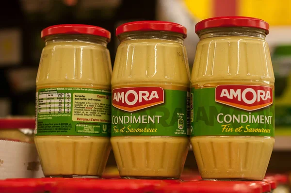 Крупный план французской марки горчичного горшка Amora в супермаркете — стоковое фото