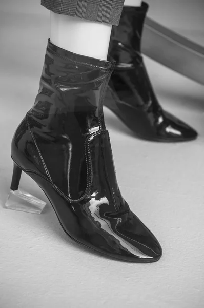 Жіночі черевики в модному магазині шоурум — стокове фото