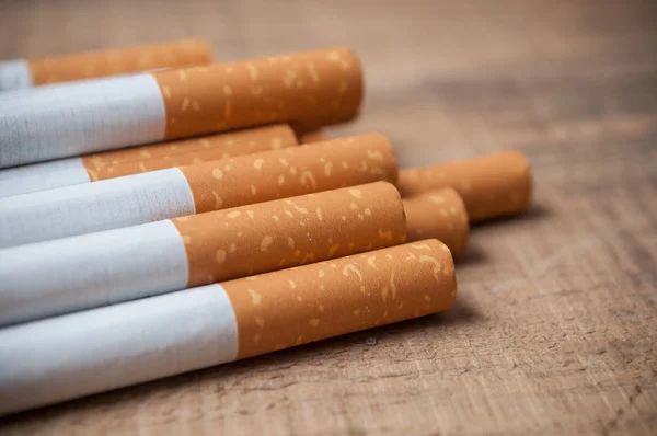 Cigareta na dřevěném pozadí — Stock fotografie