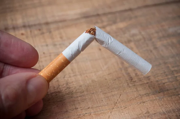 Cigarro quebrado na mão - conceito parar cigarro — Fotografia de Stock