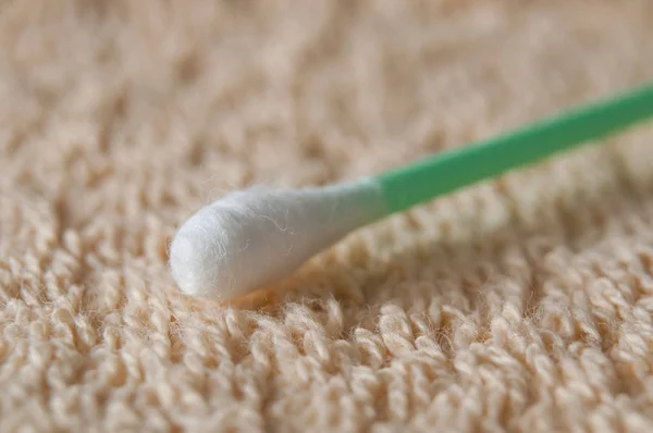 Hisopo de algodón verde en textura de toalla de baño — Foto de Stock