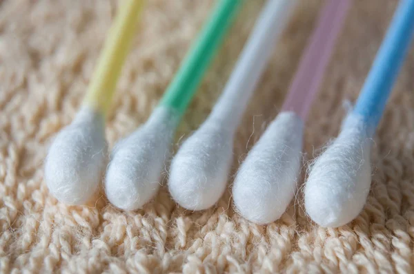 Colorful cotton swabs on bath towel texture — Stock Photo, Image