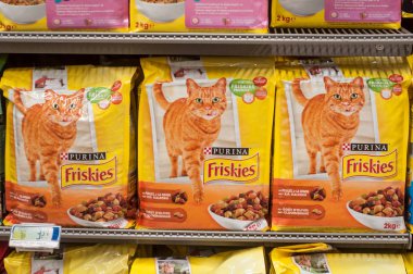 Friskies paketleri closeup kedi maması Cora süpermarkette Fransız markası