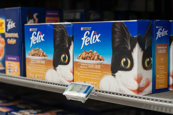 Closeup of Felix packets the french brand of cat food in Cora supermarket — Stock Photo, Image