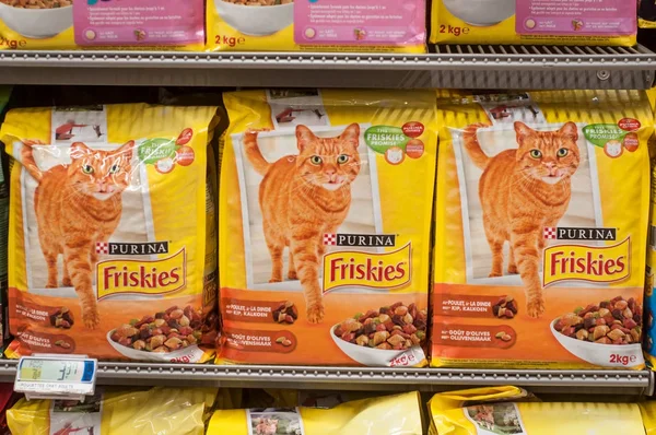 Primer plano de Friskies paquetes de la marca francesa de comida para gatos en el supermercado Cora — Foto de Stock