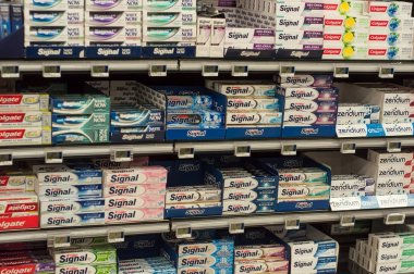  Cora süpermarkette sinyal marka diş macunu