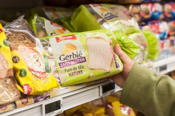 Крупный план безглютенового хлеба в супермаркете Кора — стоковое фото