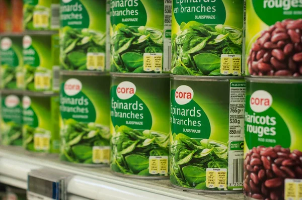 Крупный план консервированного шпината в супермаркете Кора — стоковое фото