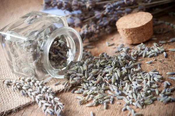 Bouquet di lavanda secca e sapone su sfondo di legno — Foto Stock