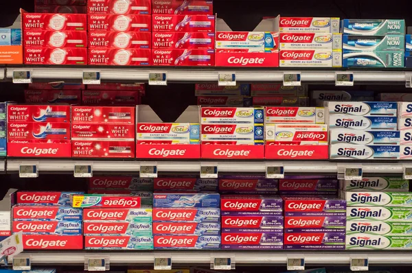Крупный план зубной пасты Colgate и Signal в супермаркете Cora — стоковое фото