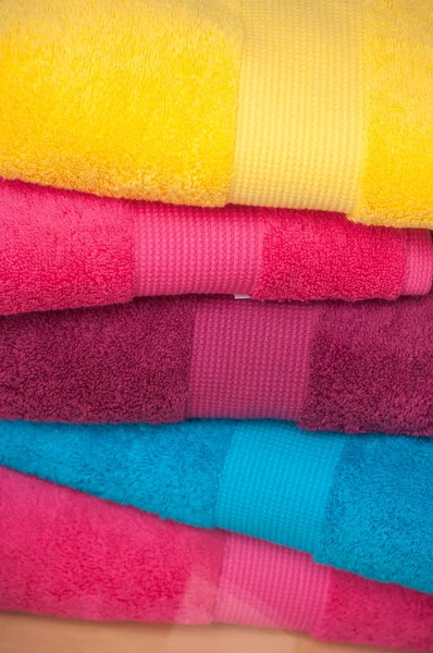 Разноцветные банные полотенца в магазине — стоковое фото