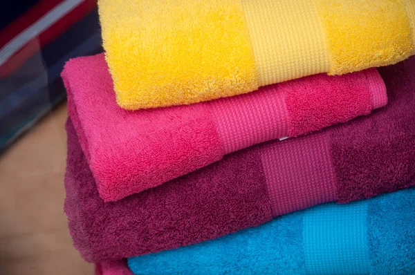 Serviettes de bain colorées pile en magasin — Photo