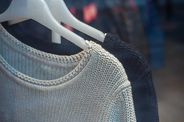 Пуловер на вішалках в моді деякі шоурум для жінок — стокове фото