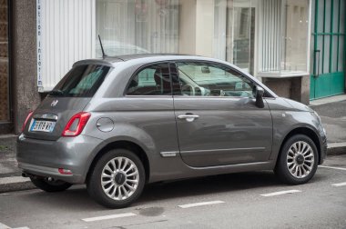 Gri fiat 500 sokakta park edilmiş.