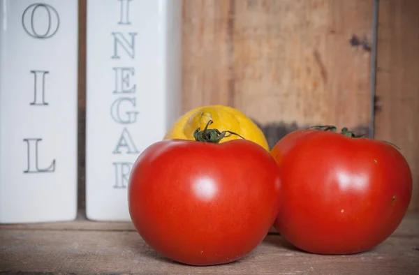Frech tomates com fundo de óleo de garrafa de porcelana — Fotografia de Stock