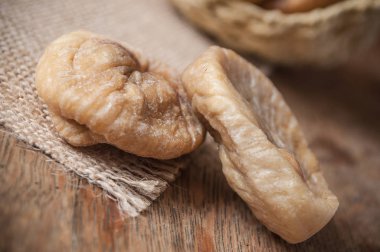  kuru incir sepeti ahşap arka plan üzerine düşen 