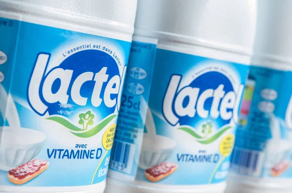 Молочные бутылки марки Lactel - Lactel - французская марка Lactalis France, лидер по производству молочных продуктов, пострадавших от заражения бактериями — стоковое фото