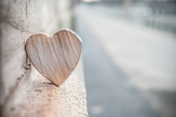 Coração de madeira no exterior - Conceito de amor — Fotografia de Stock