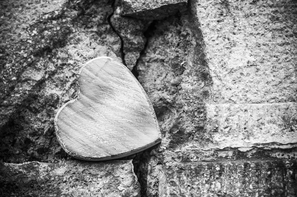 Деревянное сердце на каменной стене на открытом воздухе - Концепция любви — стоковое фото