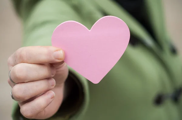 Dárek ve tvaru srdce v rukou žena - valentines day koncept — Stock fotografie