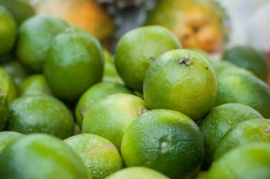 piyasada yeşil limon