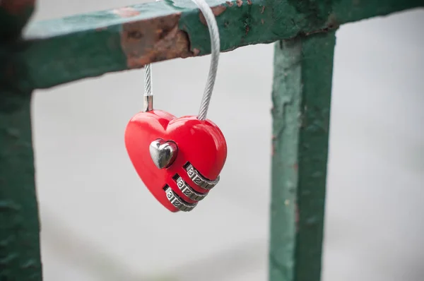 Červený zámek ve tvaru srdce na kovové mřížky — Stock fotografie