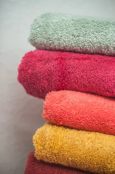 Pila de toallas de baño de colores en la tienda — Foto de Stock