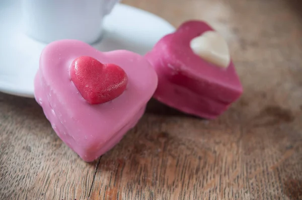 Różowe serce wyprofilowane ciasta i kawę — Zdjęcie stockowe