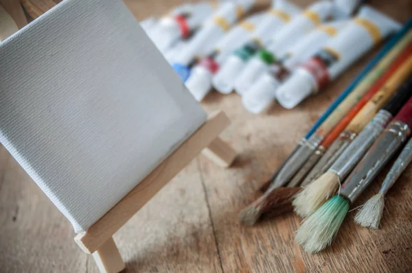 Pintura acrílica sobre fondo de mesa de madera —  Fotos de Stock