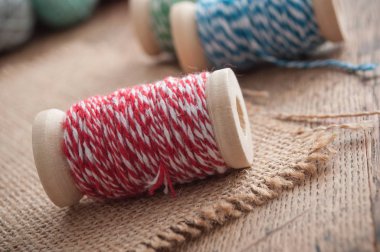 dikiş iplik biriktirme bobin ahşap masa arka plan üzerinde