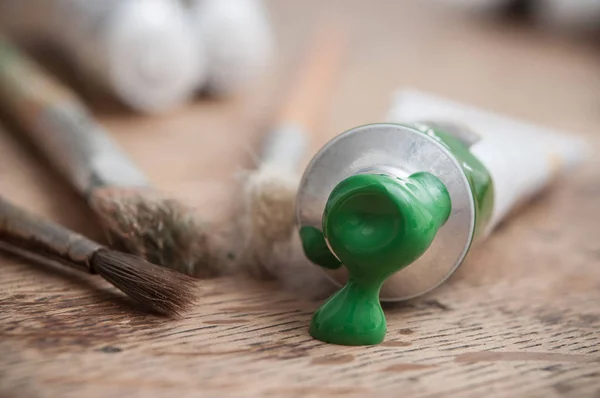 Pintura Acrílica Verde Sobre Fondo Mesa Madera —  Fotos de Stock