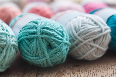 ahşap masa arka plan üzerinde renkli yün topları