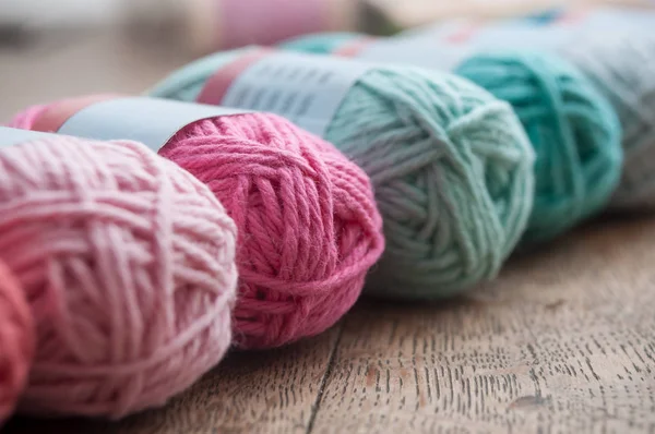 Boules de laine colorées sur fond de table en bois — Photo