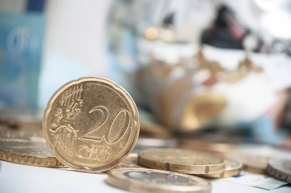 Euro sikke ve paralar altın domuz arka plan ile — Stok fotoğraf