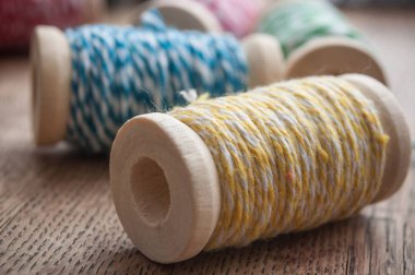  dikiş iplik biriktirme bobin ahşap masa arka plan üzerinde
