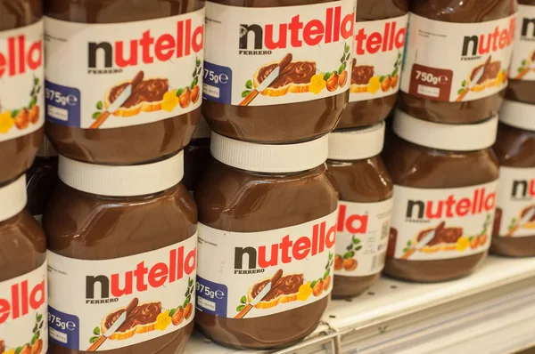 Display Nutella chocolate hazelnut spread with cocoa on the shelf in Cora supermarket — Stock Photo, Image