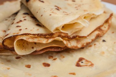 bambu ahşap kesme tahtası üzerinde bir tabakta krep