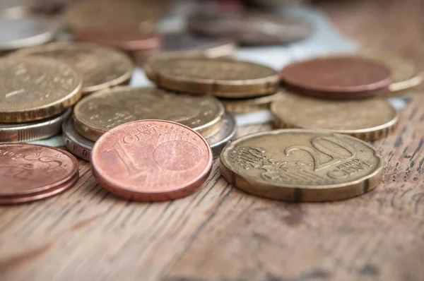 Ahşap masa arka plan üzerinde euro sikke ve banka notları — Stok fotoğraf