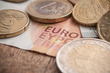  ahşap masa arka plan üzerinde euro sikke ve banka notları